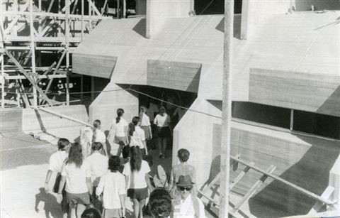 תלמידים נכנסים לשערי התיכון לראשונה 1970